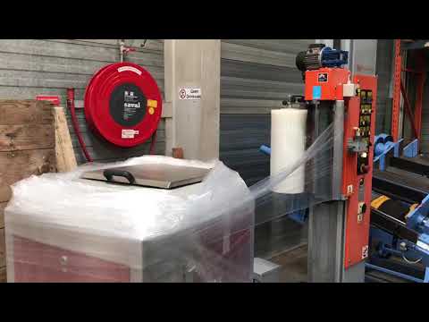 Pallet wrapping machine
