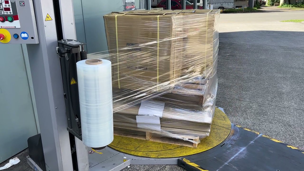 Pallet wrapping machine