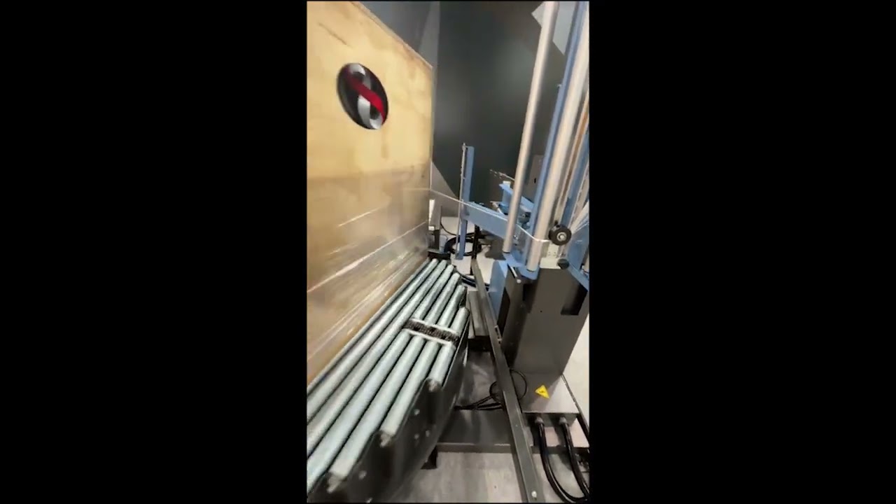 Pallet wrapping machine