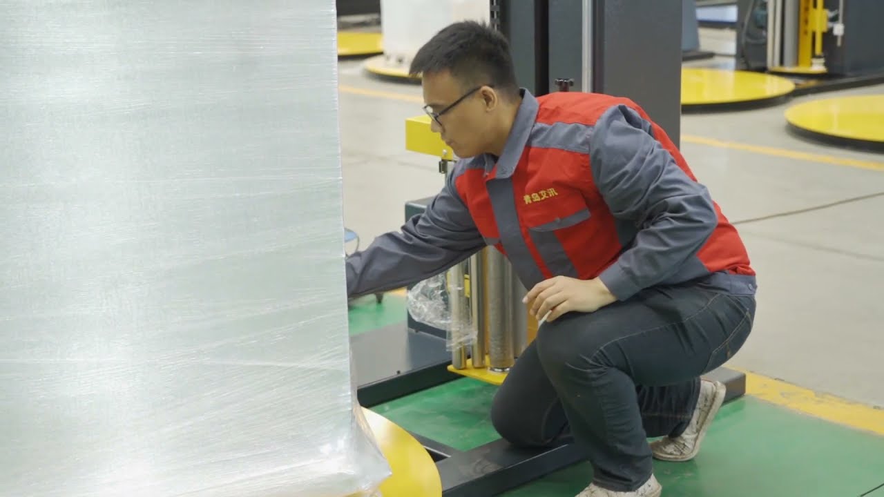 Pallet wrapping machine